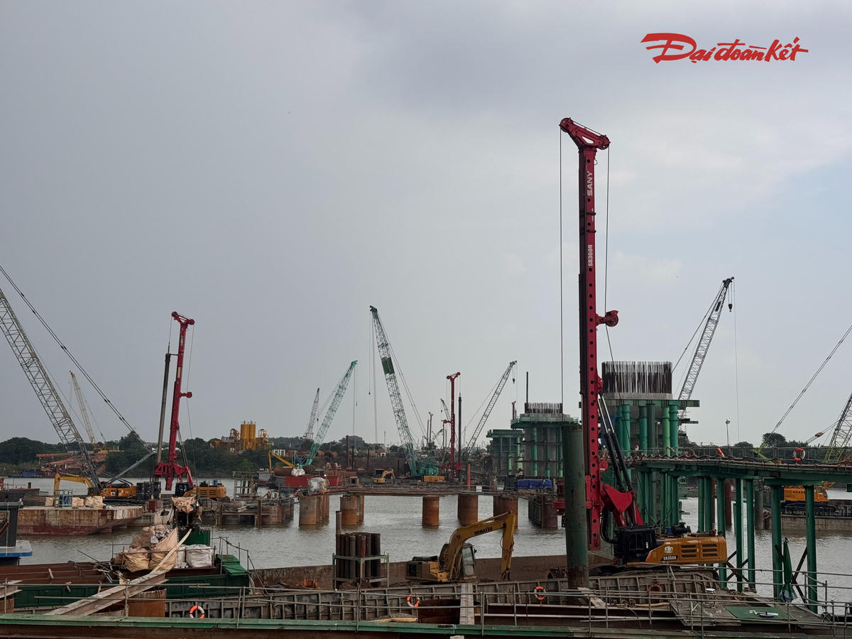 Tại một phạm vi thi công, nhà thầu đã hoàn thành 33 cọc khoan nhồi đường kính 1.500mm và 33 cọc đường kính 1.200mm, đạt 66/496 cọc. Một mũi thi công khác đã hoàn thành 106/832 cọc khoan nhồi, trong đó có 101 cọc đường kính 1.200mm và 5 cọc đường kính 2.000mm. Ở phía Hà Nội, một đơn vị đã hoàn thành 78/206 cọc khoan nhồi.