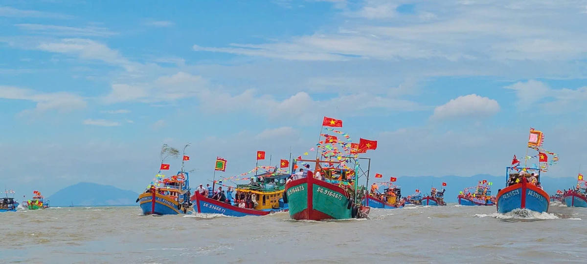 Lễ Nghinh Ông gắn liền với đời sống văn hoá, tâm linh của ngư dân vùng cửa biển. Ảnh: T.L.
