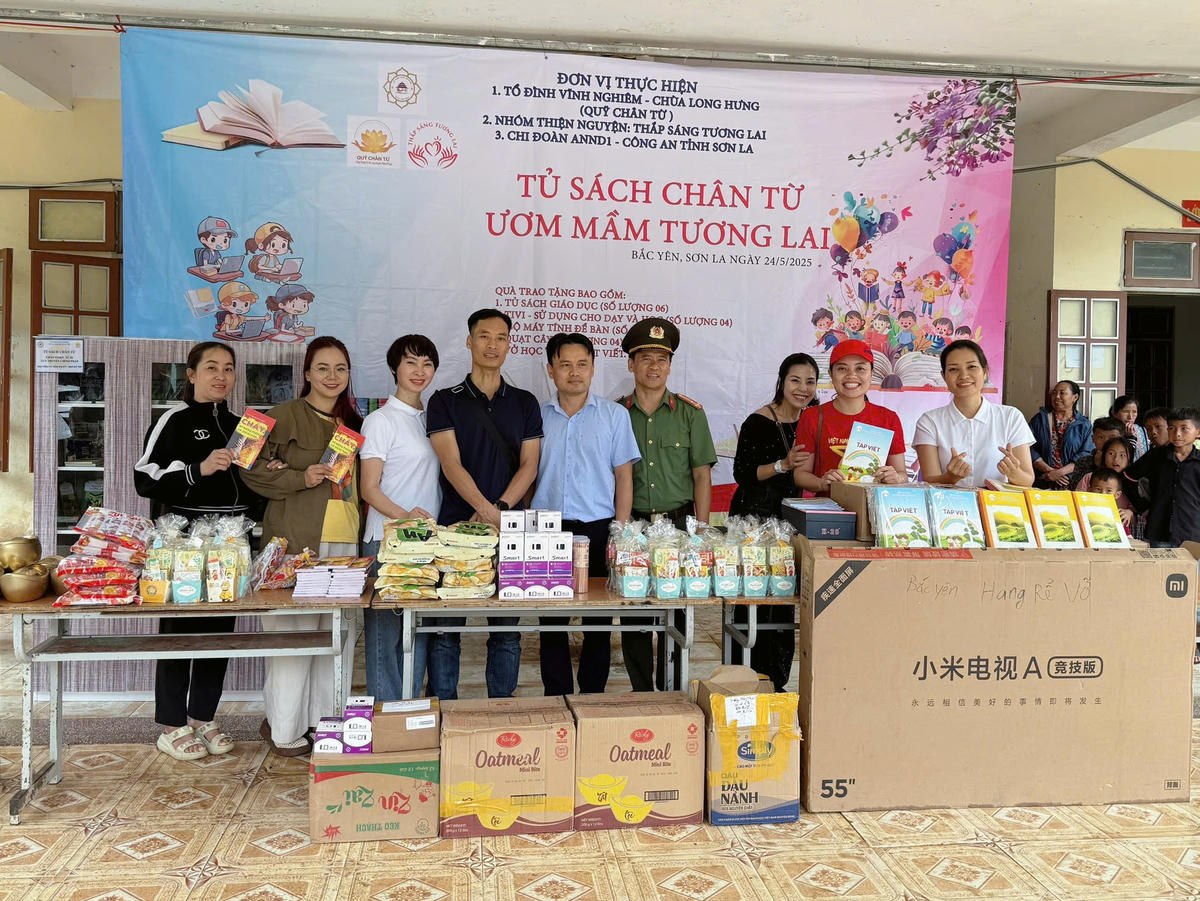Không chỉ hoàn thành tốt nhiệm vụ chuyên môn, cán bộ, chiến sĩ An ninh mạng Công an Sơn La còn tích cực sẻ chia, giúp đỡ người dân có hoàn cảnh khó khăn.