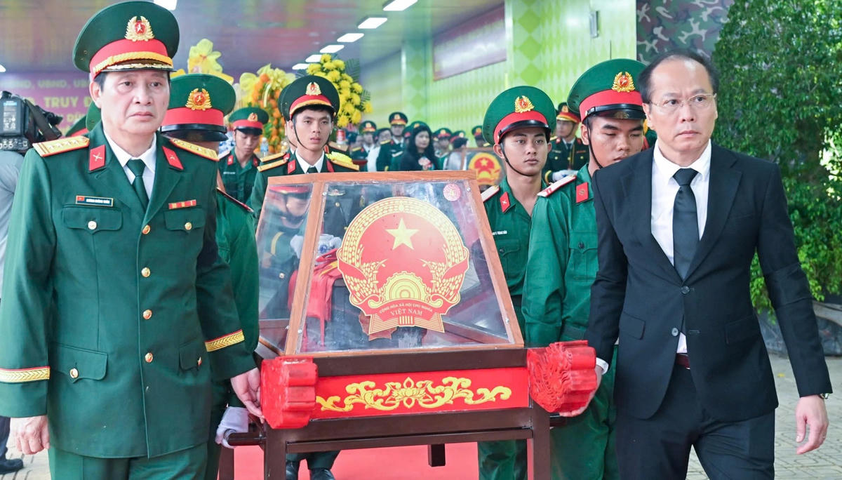 Ông Nguyễn Khắc Hà, Phó Bí thư Tỉnh ủy, Chủ tịch Ủy ban MTTQ Việt Nam tỉnh Khánh Hòa cùng các đại biểu và đội tiêu binh di chuyển hài cốt các liệt sĩ đến ô mộ để an táng tại Nghĩa trang liệt sĩ Hòn Dung.
