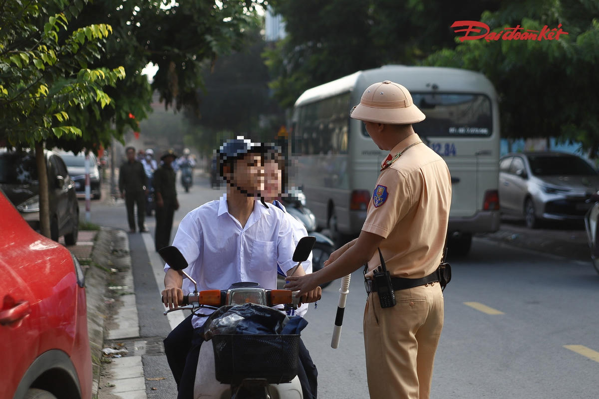 Học sinh chưa đủ tuổi vẫn đi xe, hàng loạt phương tiện bị đưa vào trường xử lý