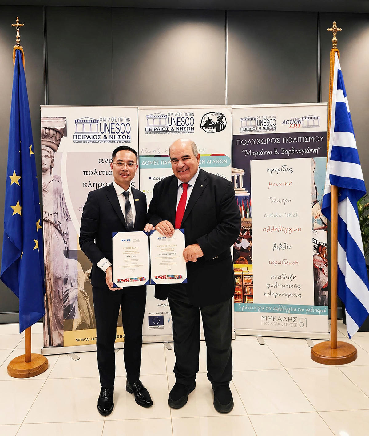 Ông Ioannis Maronitis - Chủ tịch Liên hiệp các Hội UNESCO khu vực châu Âu và Bắc Mỹ trao tặng Danh hiệu cho Nam A Bank.