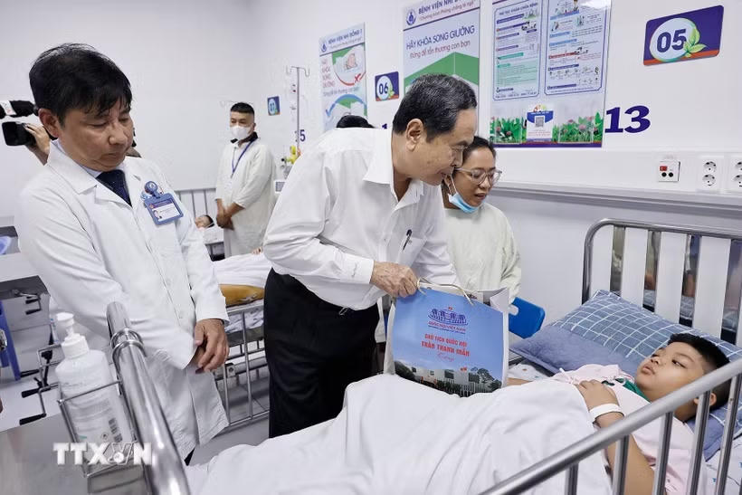 Chủ tịch Quốc hội Trần Thanh Mẫn tặng quà cho bệnh nhi tại Bệnh viện Nhi Đồng 1 Thành phố Hồ Chí Minh. (Ảnh: Doãn Tấn/TTXVN).