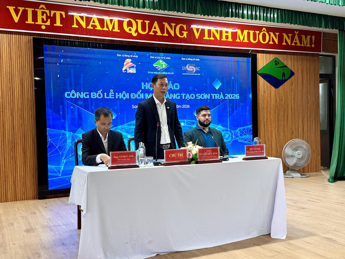 Ban tổ chức lễ hội chủ trì họp báo. Ảnh: Nguyễn Tú.