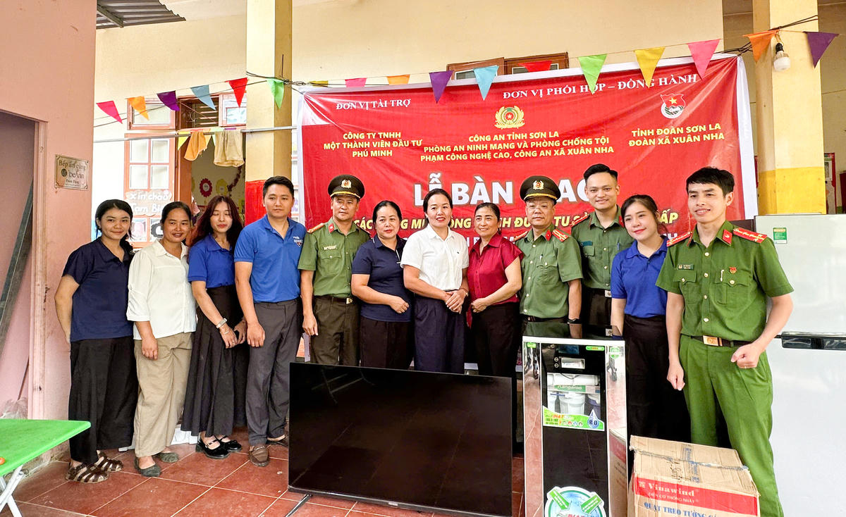 Cán bộ, chiến sĩ Phòng An ninh mạng và phòng, chống tội phạm sử dụng công nghệ cao Công an tỉnh Sơn La trao những phần quà ý nghĩa đến người dân có hoàn cảnh khó khăn.