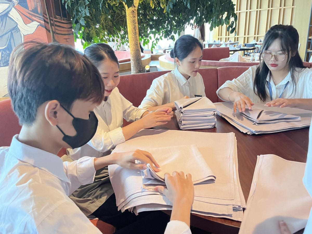 Sinh viên ngành Quản trị khách sạn Trường Cao đẳng Bách khoa làm quen với môi trường làm việc trong quá trình tham quan doanh nghiệp. Ảnh: website trường.