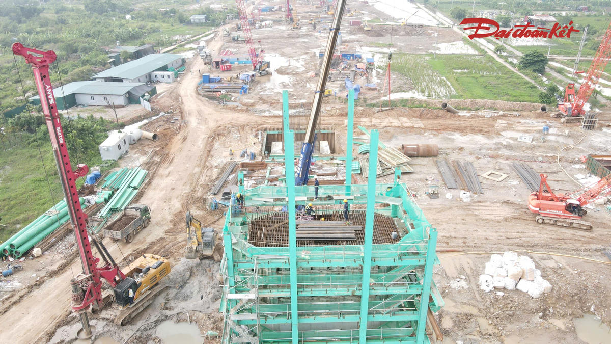 Riêng tại cầu chữ Y, lũy kế đã thực hiện 58/270 cọc khoan nhồi đường kính 1.200mm. Trong khi đó, tại khu vực mở rộng cầu vượt QL1A, nhà thầu đã thực hiện 9/130 cọc khoan nhồi.