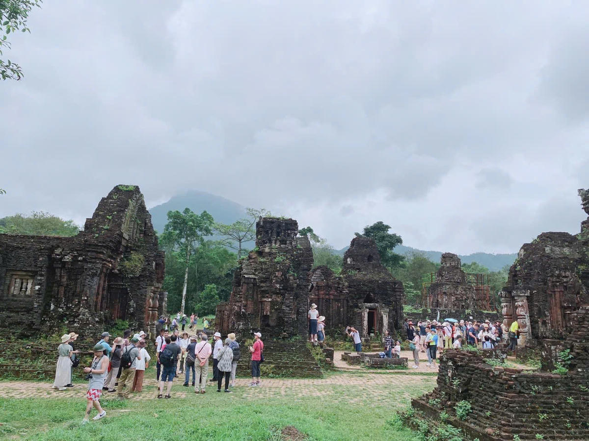 Du khách tham quan khu đền tháp Mỹ Sơn. Ảnh: CĐ.