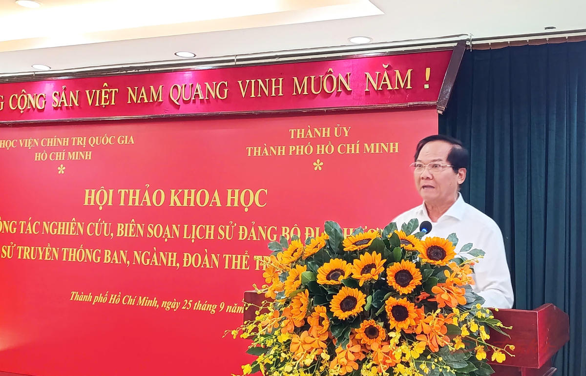 Ông Trần Văn Khuyên, Phó Trưởng Ban Tuyên giáo Thành ủy TPHCM trình bày tham luận tại hội thảo khoa học. Ảnh: T.Luân.