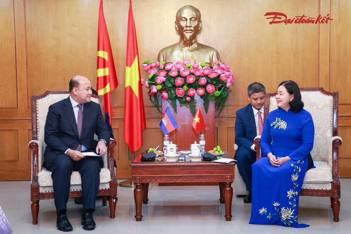 Chủ tịch Bùi Thị Minh Hoài trò chuyện cùng ông Hun Many. Ảnh: Quang Vinh.