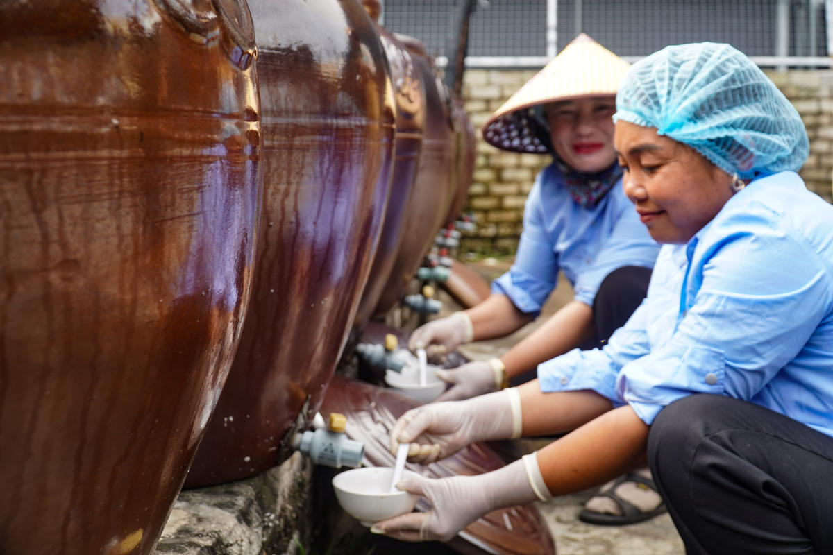 Kiên trì lấy chất lượng làm nền tảng, cơ sở của chị từng bước mở rộng quy mô, đầu tư máy móc, kho đông lạnh, hệ thống ngâm ủ, sấy và đóng gói. Ảnh: Đình Minh