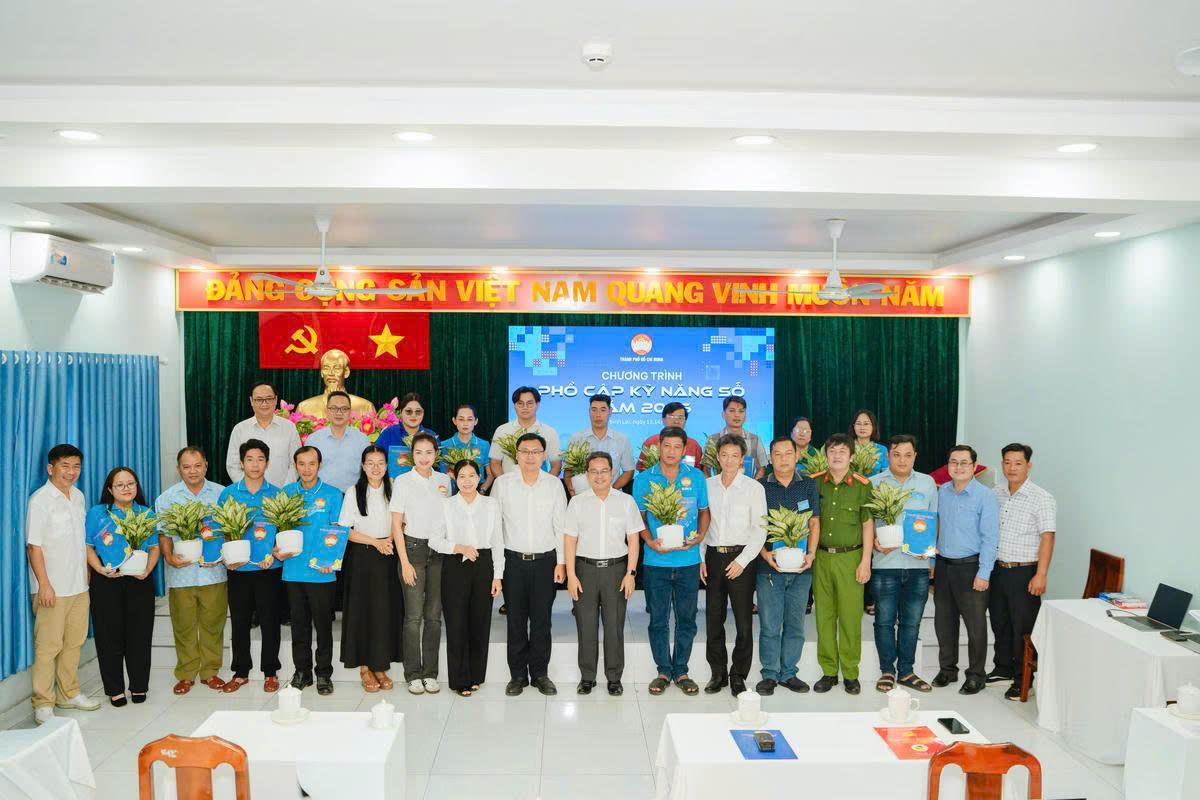 Mặt trận TPHCM ra mắt các Tổ Bình dân học vụ số. Ảnh: QĐ.