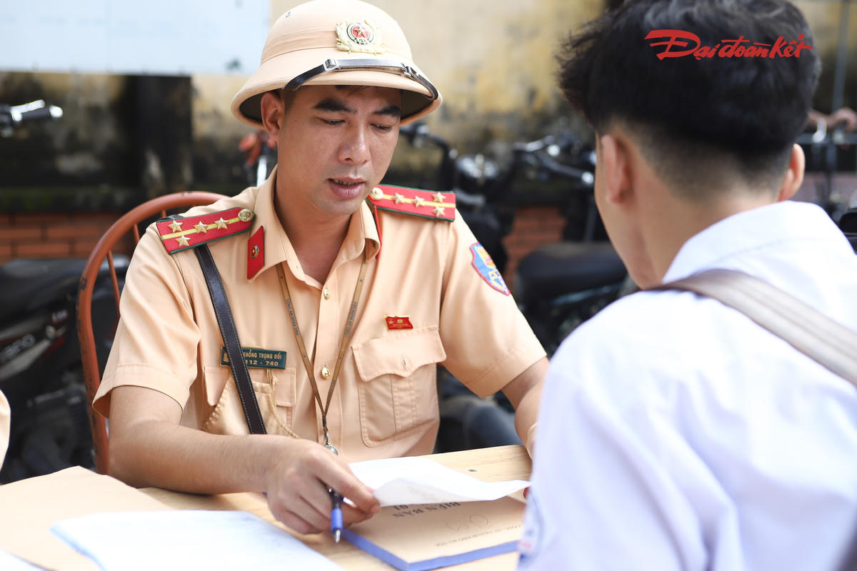 Học sinh chưa đủ tuổi vẫn đi xe, hàng loạt phương tiện bị đưa vào trường xử lý