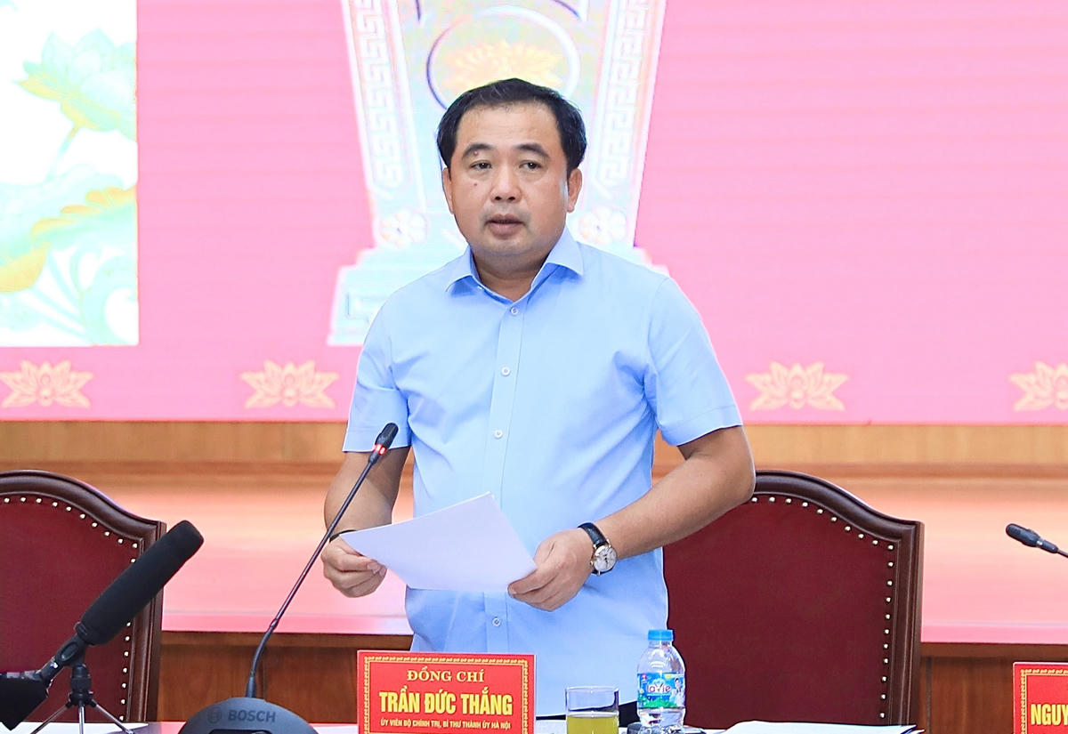 Bí thư Thành ủy Trần Đức Thắng yêu cầu "Việc nào thuộc thẩm quyền phải giải quyết dứt điểm, việc nào vượt thẩm quyền phải phối hợp kịp thời để giải quyết". Ảnh: QT