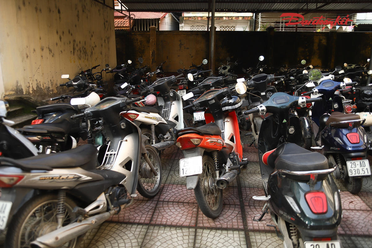 Học sinh chưa đủ tuổi vẫn đi xe, hàng loạt phương tiện bị đưa vào trường xử lý