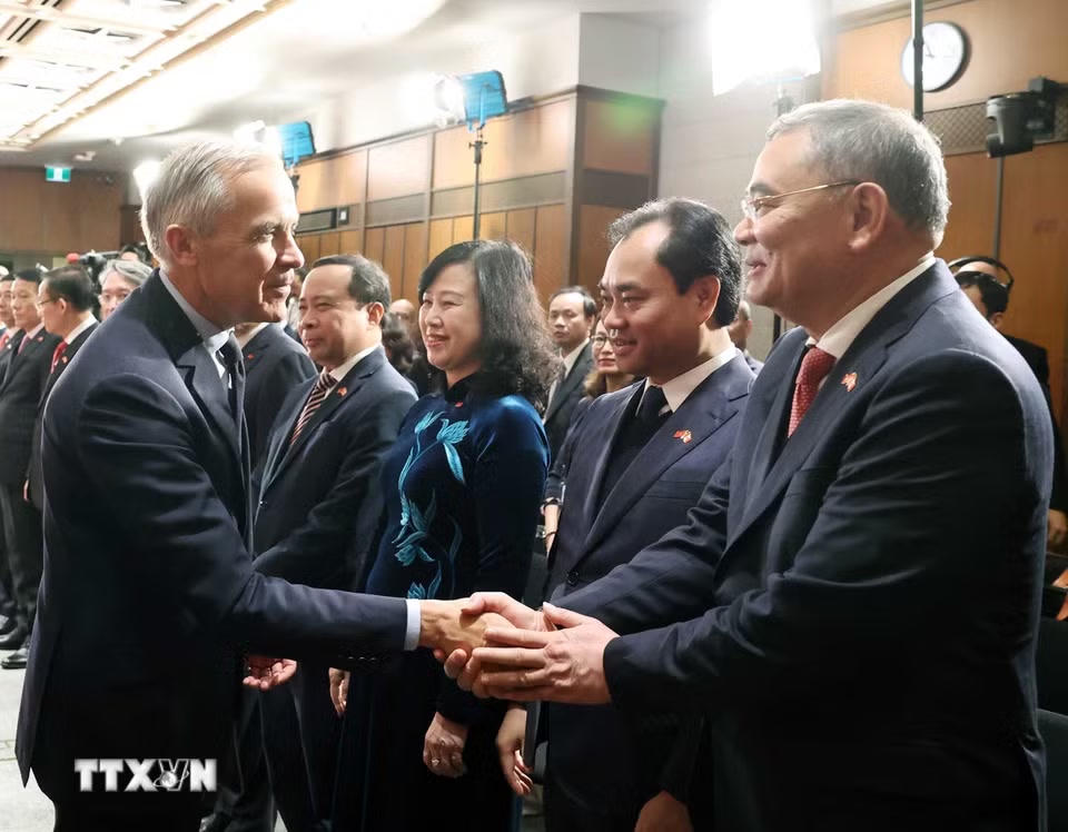 Thủ tướng Canada Mark Carney với các thành viên Đoàn đại biểu cấp cao Việt Nam. (Ảnh: Thống Nhất/TTXVN)