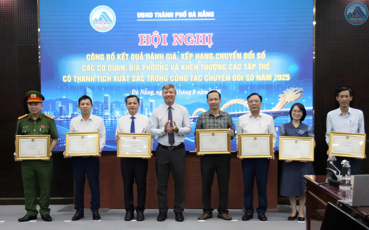 Phó Chủ tịch UBND TP Đà Nẵng Hồ Quang Bửu trao Bằng khen cho các tập thể có thành tích xuất sắc trong công tác chuyển đổi số năm 2025. Ảnh: TH.