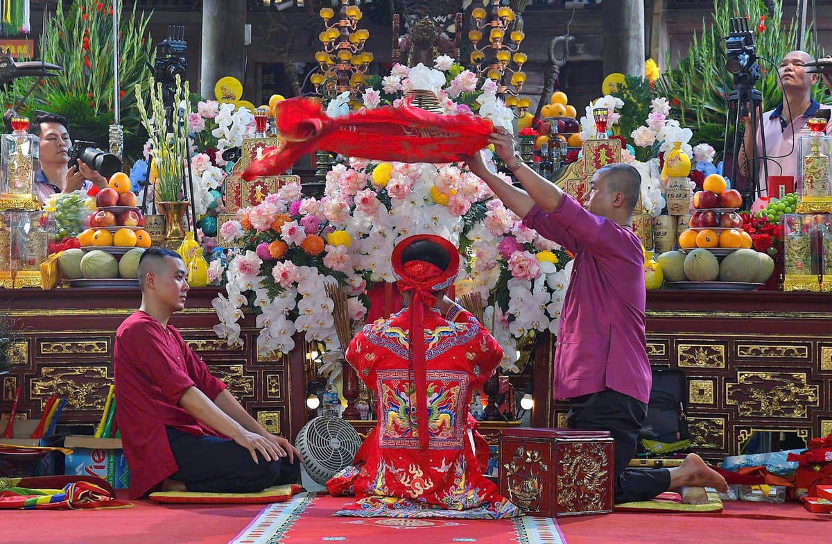 Các nghệ nhân, thanh đồng từ nhiều địa phương hội tụ về đền Trần Thương, cùng góp phần tạo nên sắc màu văn hóa đặc sắc trong những ngày lễ hội.