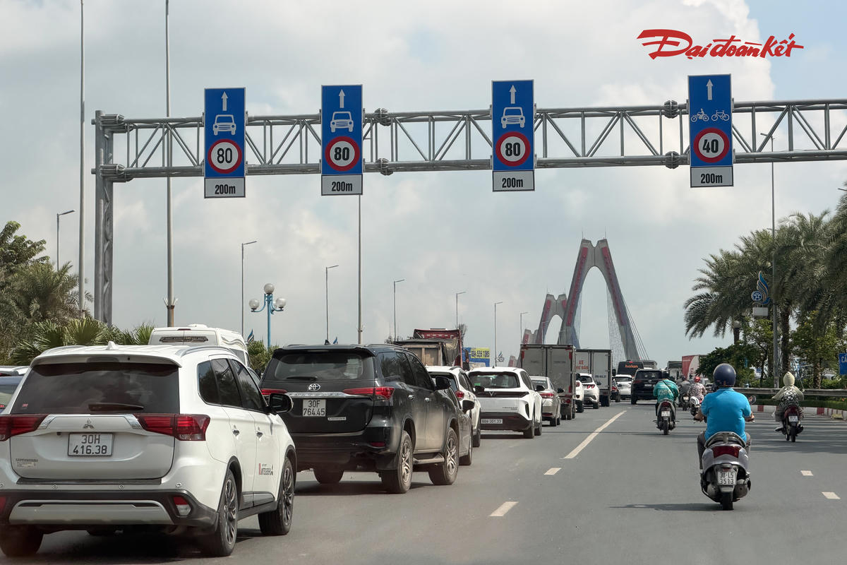 Đối với làn đường dành cho ô tô sát dải phân cách giữa (làn số 1), tốc độ tối đa cho phép được điều chỉnh từ 90 km/h xuống 80 km/h theo cả hai chiều lưu thông trên cầu.