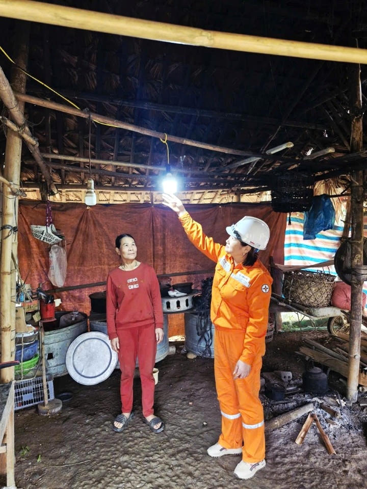 Nhân viên Điện lực Bắc Quang hỗ trợ người dân xã Đồng Tâm lắp đặt bóng đèn.&nbsp;