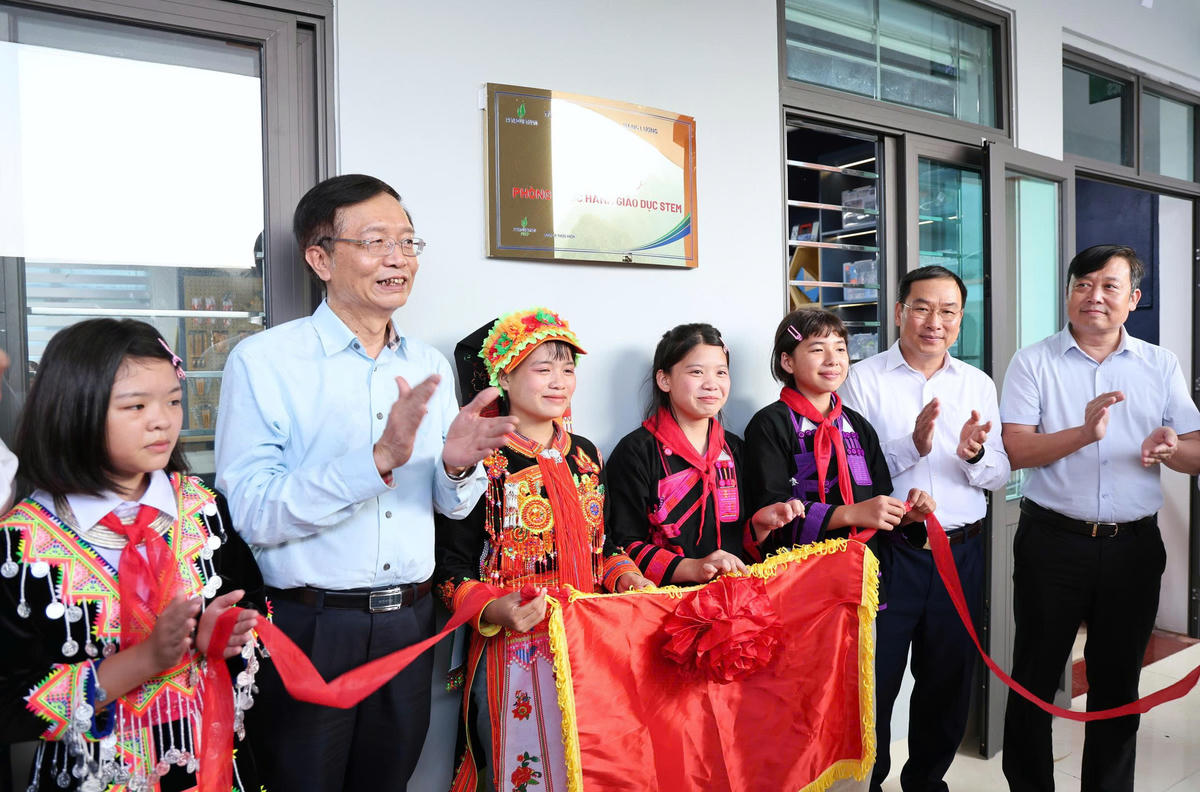 Các đại biểu cùng các em học sinh thực hiện nghi thức khánh thành phòng
học STEM tại trường Petrovietnam – Phong Thổ