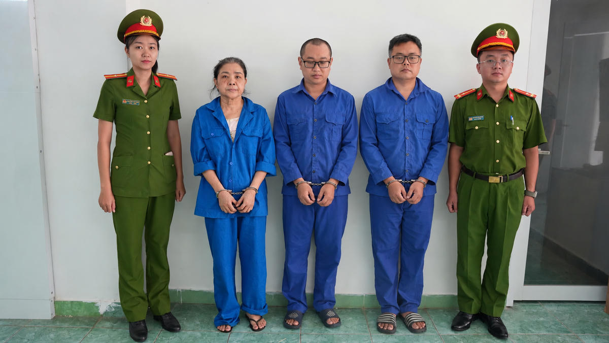 Các đối tượng tại cơ quan công an. Ảnh: CA.