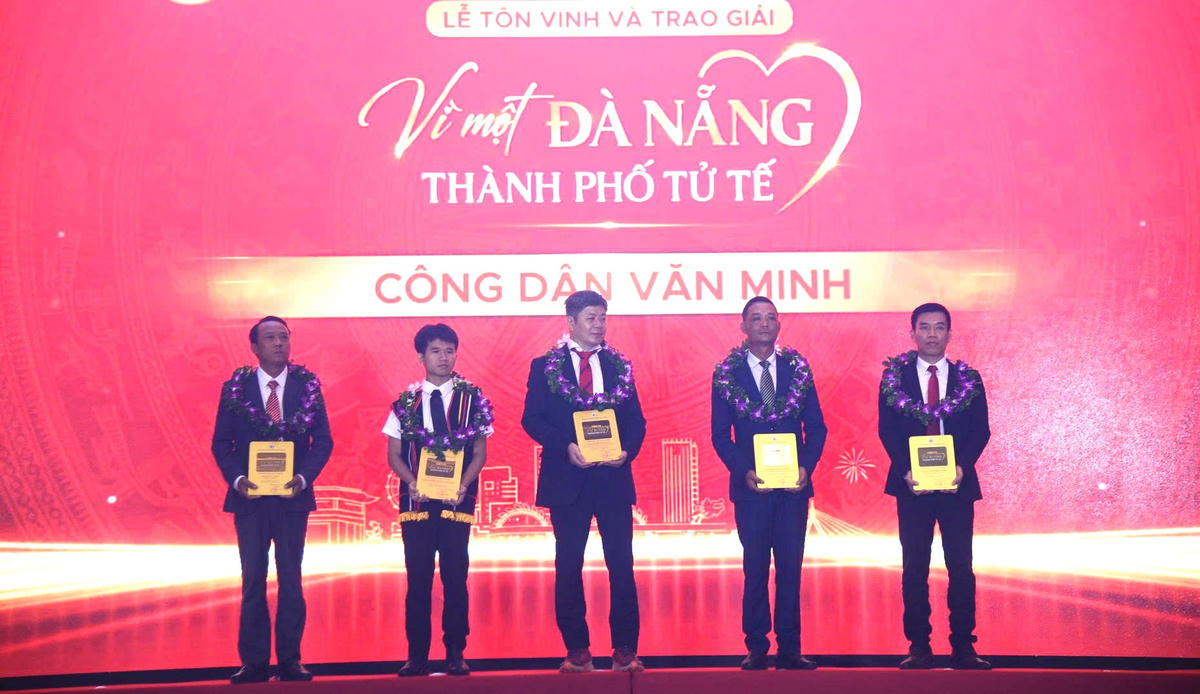 5 cá nhân nhận giải thưởng ở nội dung "Công dân văn minh". Ảnh: Nguyễn Tú.