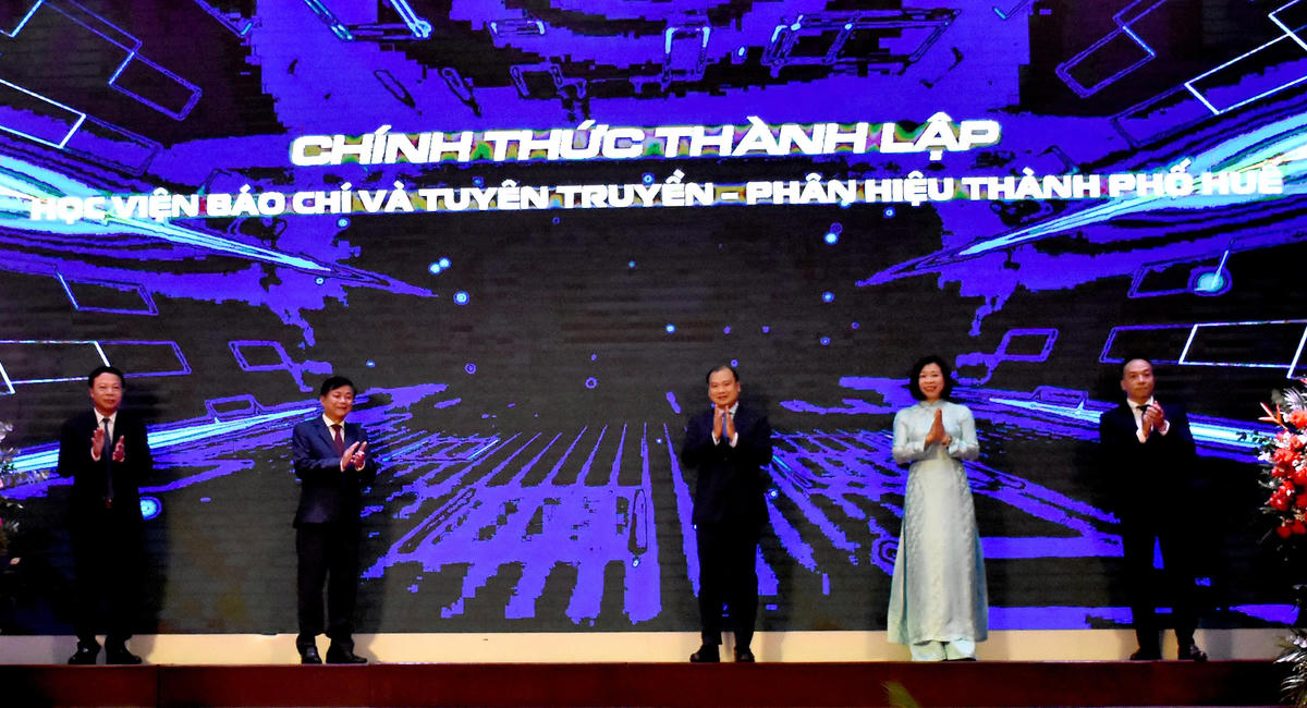 Các đại biểu thực hiện nghi thức ấn nút thành lập Phân hiệu, chính thức mở ra chặng đường phát triển mới của Học viện Báo chí và Tuyên truyền tại vùng đất cố đô.