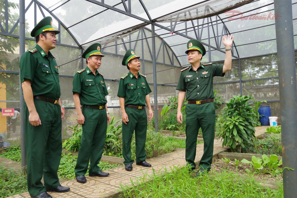 Đoàn kiểm tra khu tăng gia sản xuất của Trạm Biên phòng Cửa khẩu cảng Phú Mỹ, Ban Chỉ huy Biên phòng Cửa khẩu cảng Bà Rịa – Vũng Tàu. Ảnh: VD-Q.A
