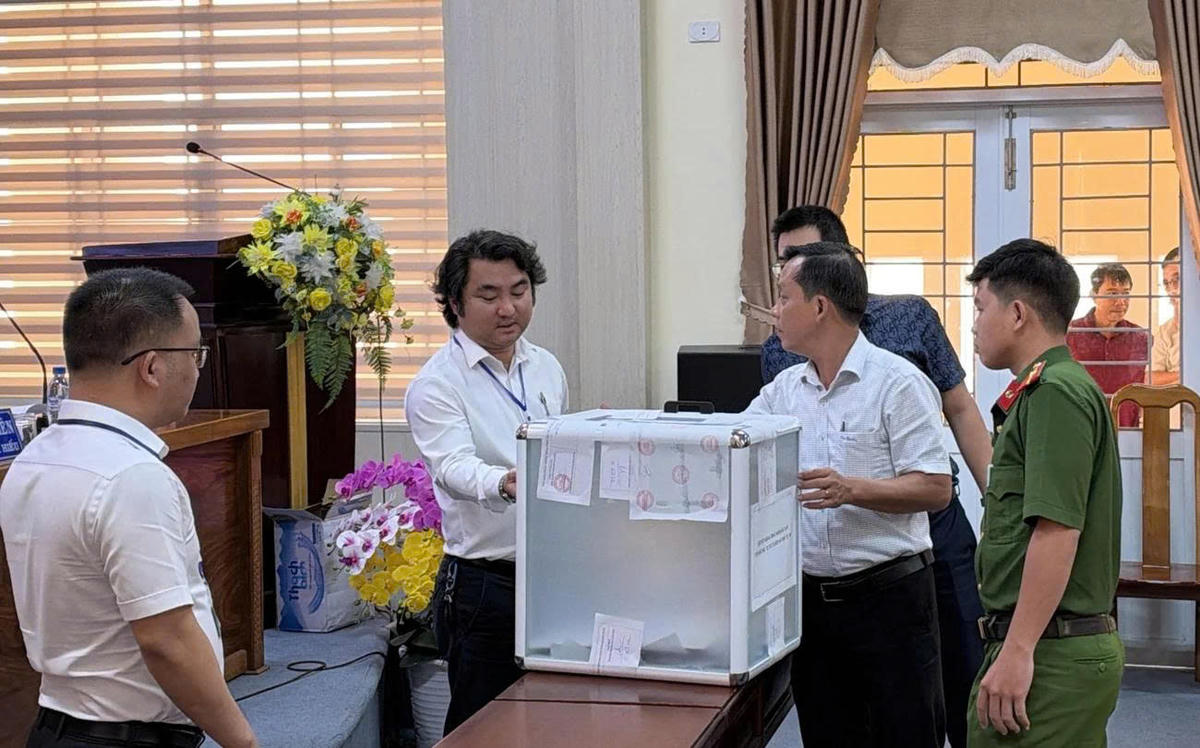 Đại diện cơ quan chức năng tham gia buổi đấu giá kiểm tra thùng bỏ phiếu đấu giá. Ảnh: BT.