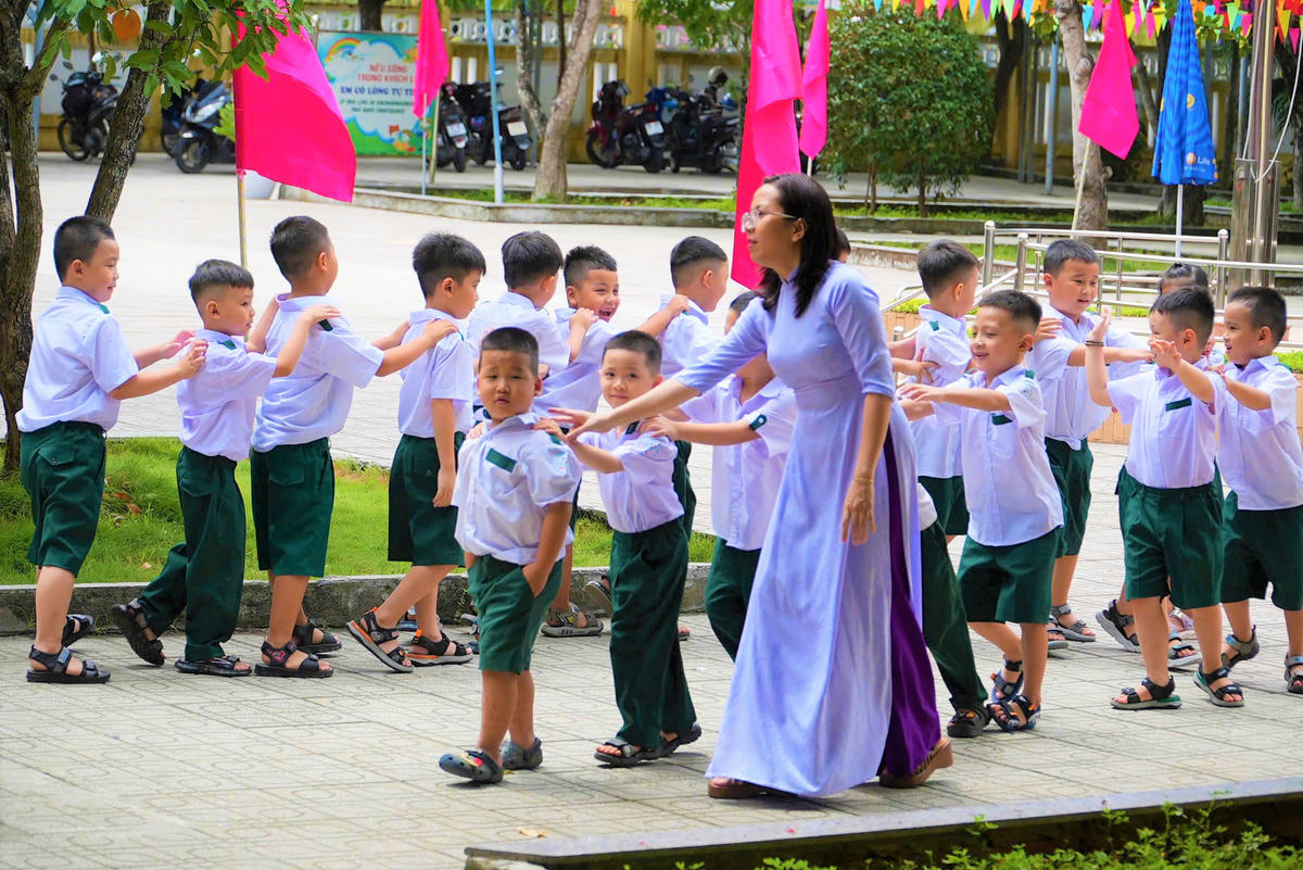 Học sinh Trường Tiểu học Tam Kỳ hào hứng làm quen môi trường học tập mới.