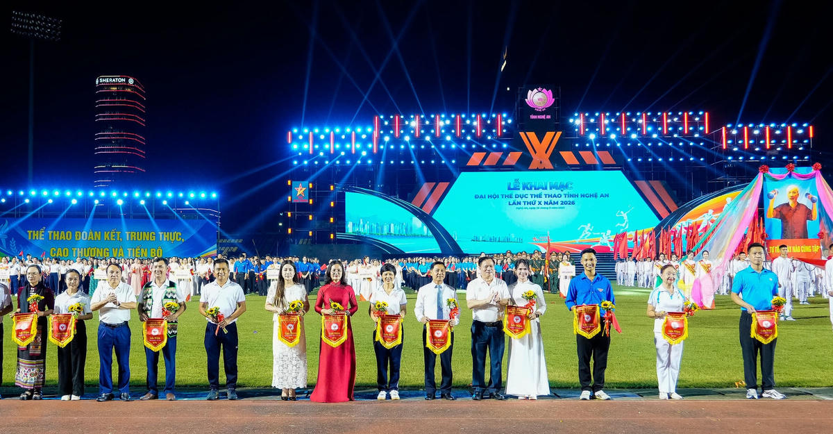 Lãnh đạo tỉnh Nghệ An trao cờ lưu niệm và hoa cho các đoàn tham dự Đại hội TDTT tỉnh Nghệ An lần thứ X năm 2026.