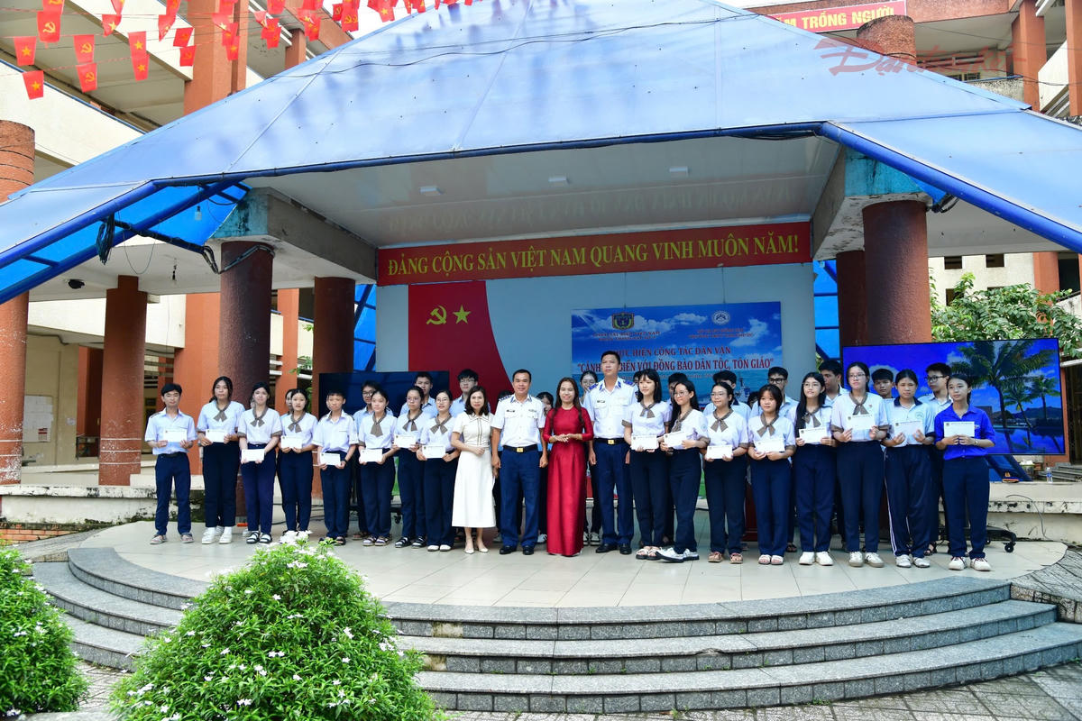 Tặng quà cho học sinh tại chương trình. Ảnh: Hồng Vân.