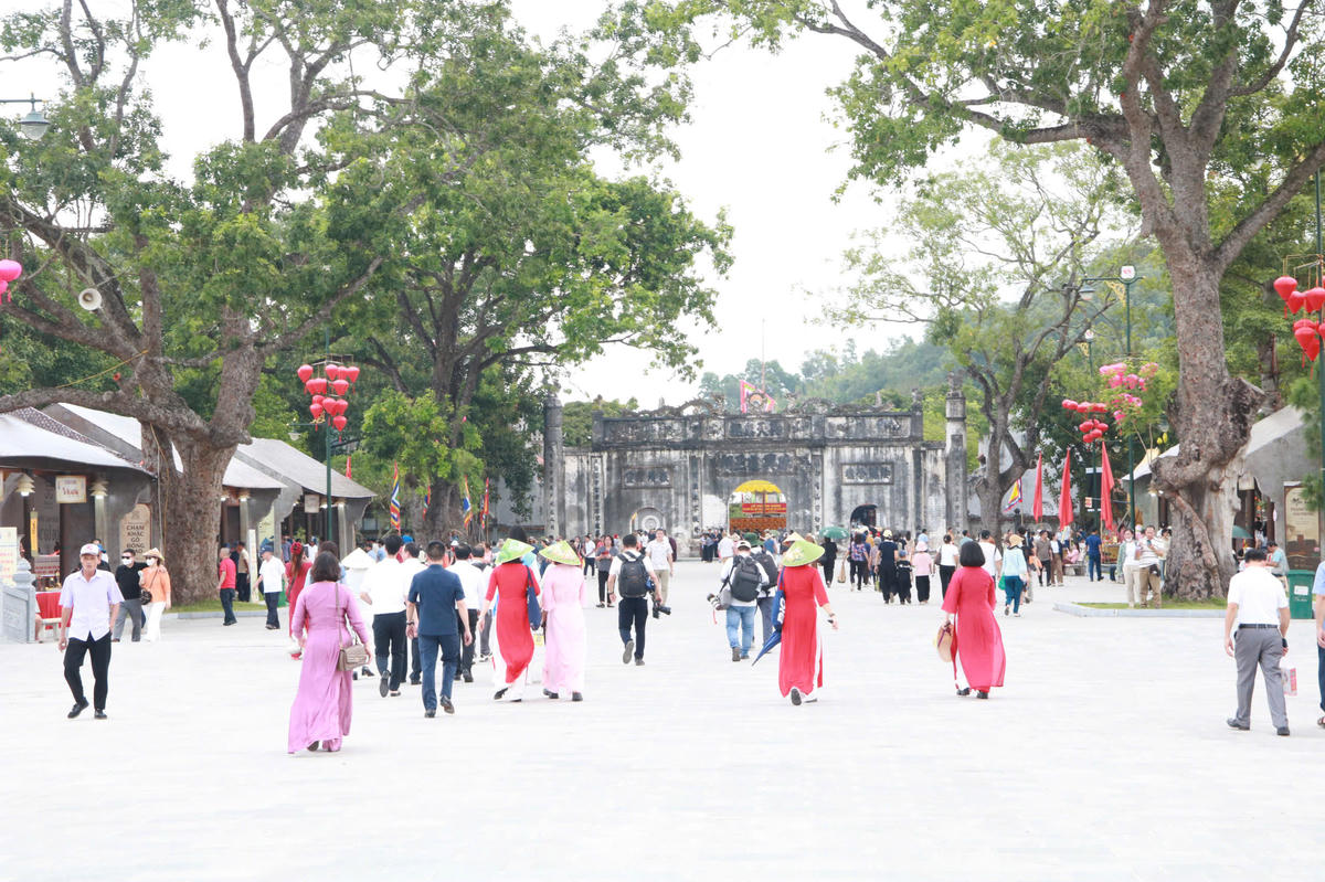 Du khách đổ về đền Kiếp Bạc để tham quan, chiêm bái. Ảnh: VD.