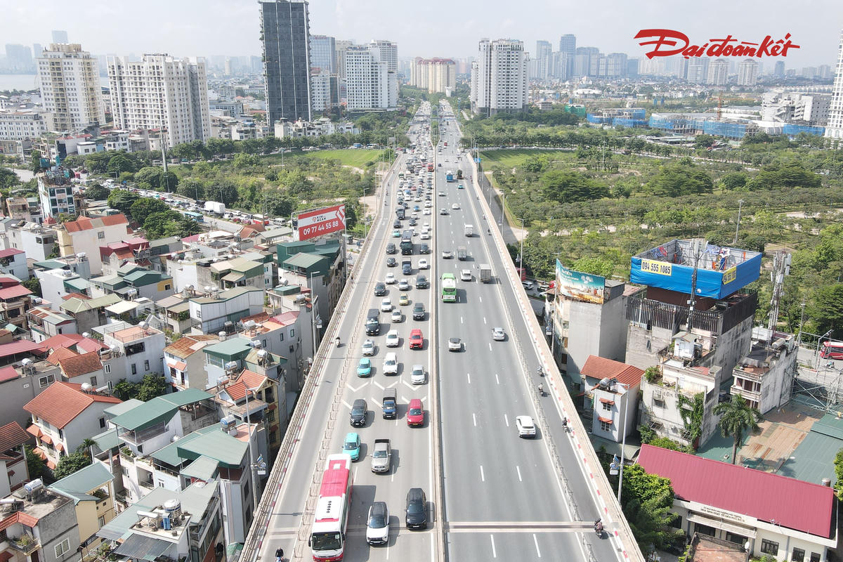 Trao đổi với PV Báo Đại đoàn kết, anh Phạm Văn Công, một tài xế thường xuyên di chuyển qua cầu Nhật Tân cho biết, việc bố trí vạch xác định khoảng cách giúp tài xế dễ quan sát và chủ động hơn khi điều khiển phương tiện.