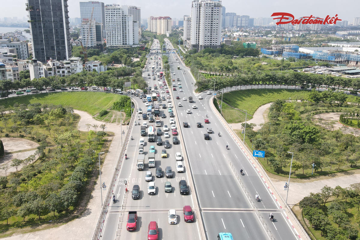 Biển báo, vạch xác định khoảng cách trên cầu Nhật Tân đang khiến nhiều tài xế chủ động giảm tốc, thay vì duy trì tốc độ tối đa 80 km/h. Dòng xe vì thế di chuyển chậm và nối đuôi nhau, trong bối cảnh lượng phương tiện vẫn lớn, ùn ứ có thời điểm kéo dài từ khu vực cầu và lan sâu vào phía nội thành.