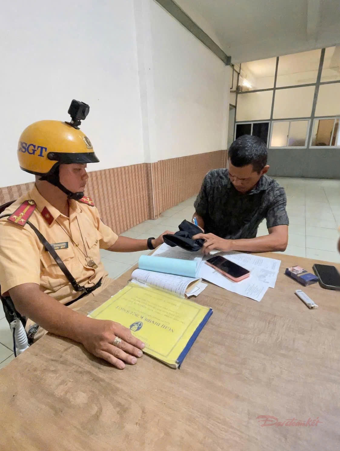 TPHCM: Tài xế xe tải làm rơi vãi đất xuống đường bị xử phạt thông qua dữ liệu camera giao thông