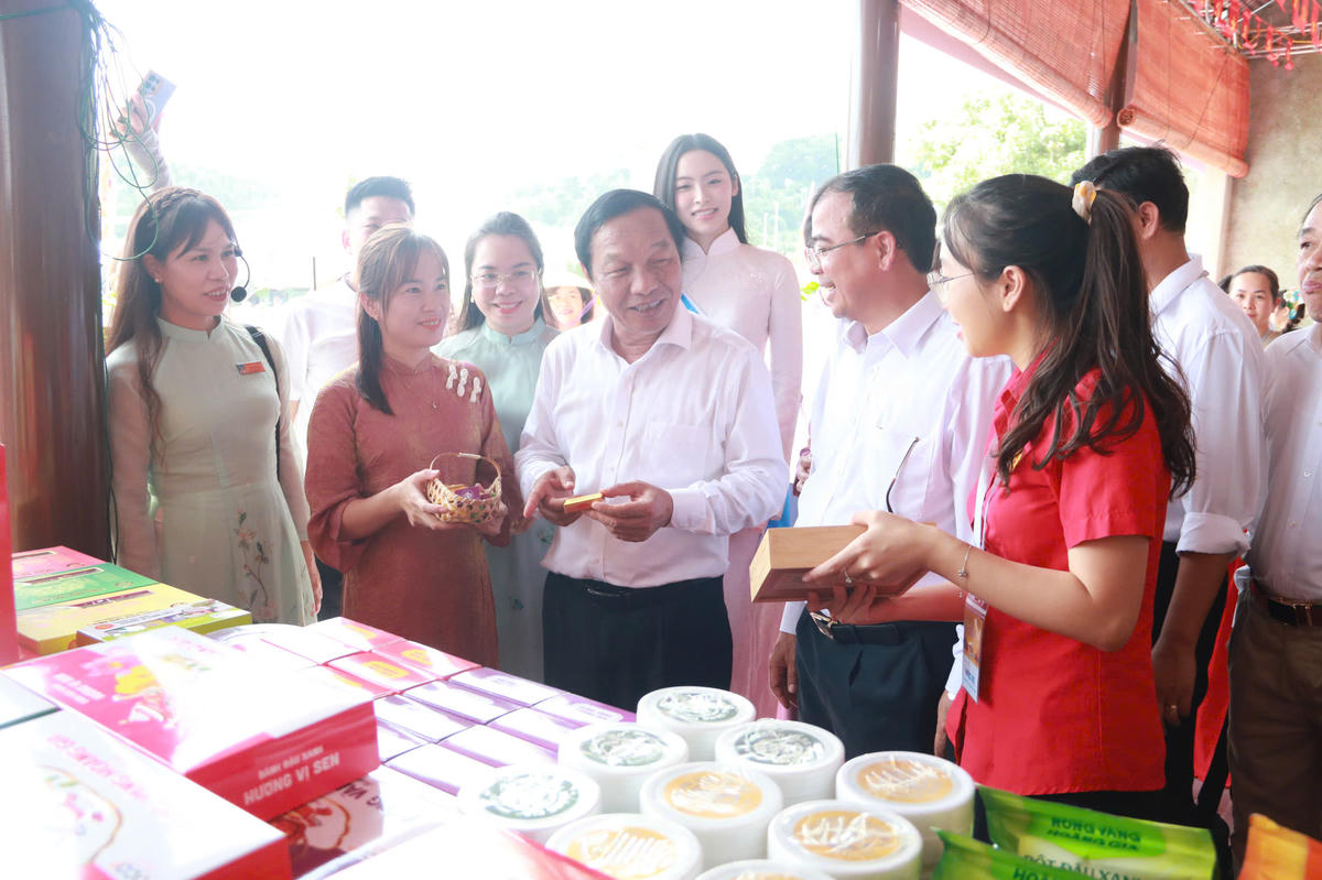 Lãnh đạo thành phố cùng các đại biểu tham quan không gian Tuần Văn hóa, Du lịch và Xúc tiến Thương mại Lễ hội Côn Sơn, Kiếp Bạc – mùa Thu năm 2026. Ảnh: VD.