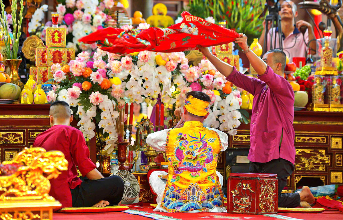 Không chỉ là những giá đồng, Liên hoan còn là dịp để những người thực hành tín ngưỡng gặp gỡ, giao lưu và chia sẻ tình yêu đối với văn hóa truyền thống.