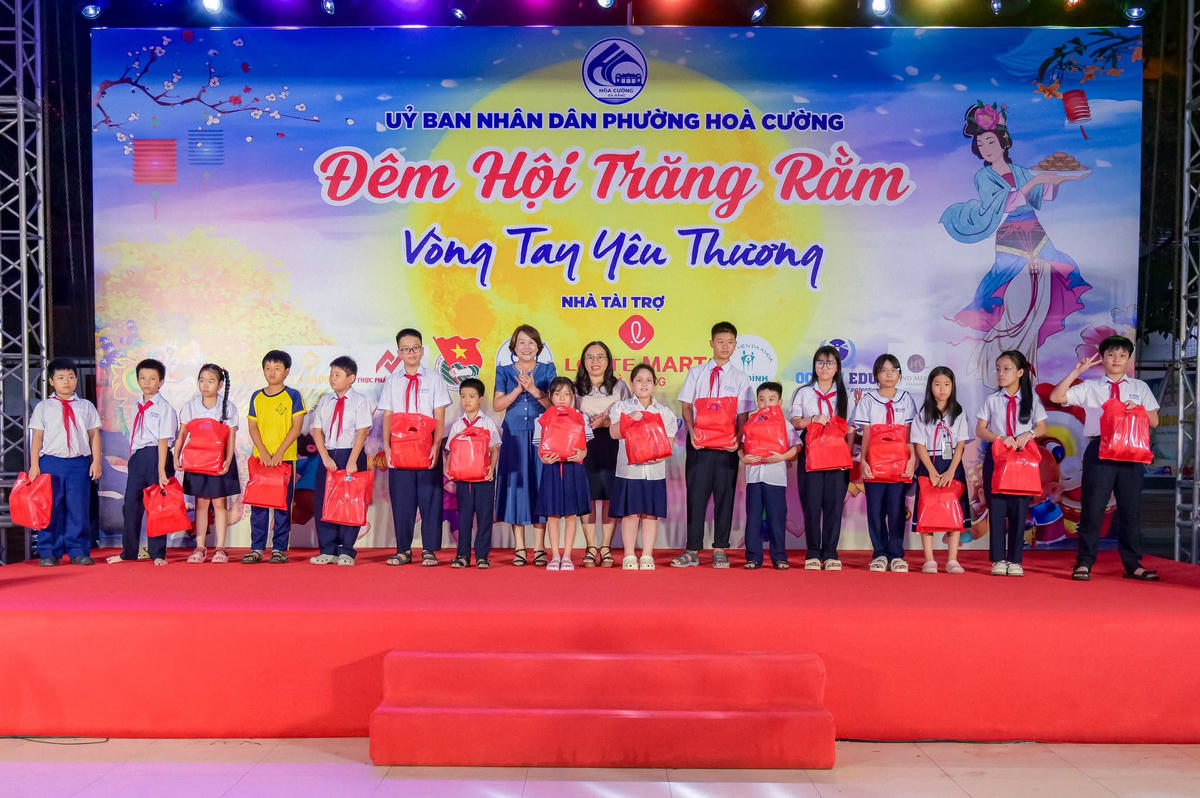 Trẻ em phường Hòa Cường nhận quà Trung thu. Ảnh: Ngọc Nhã.