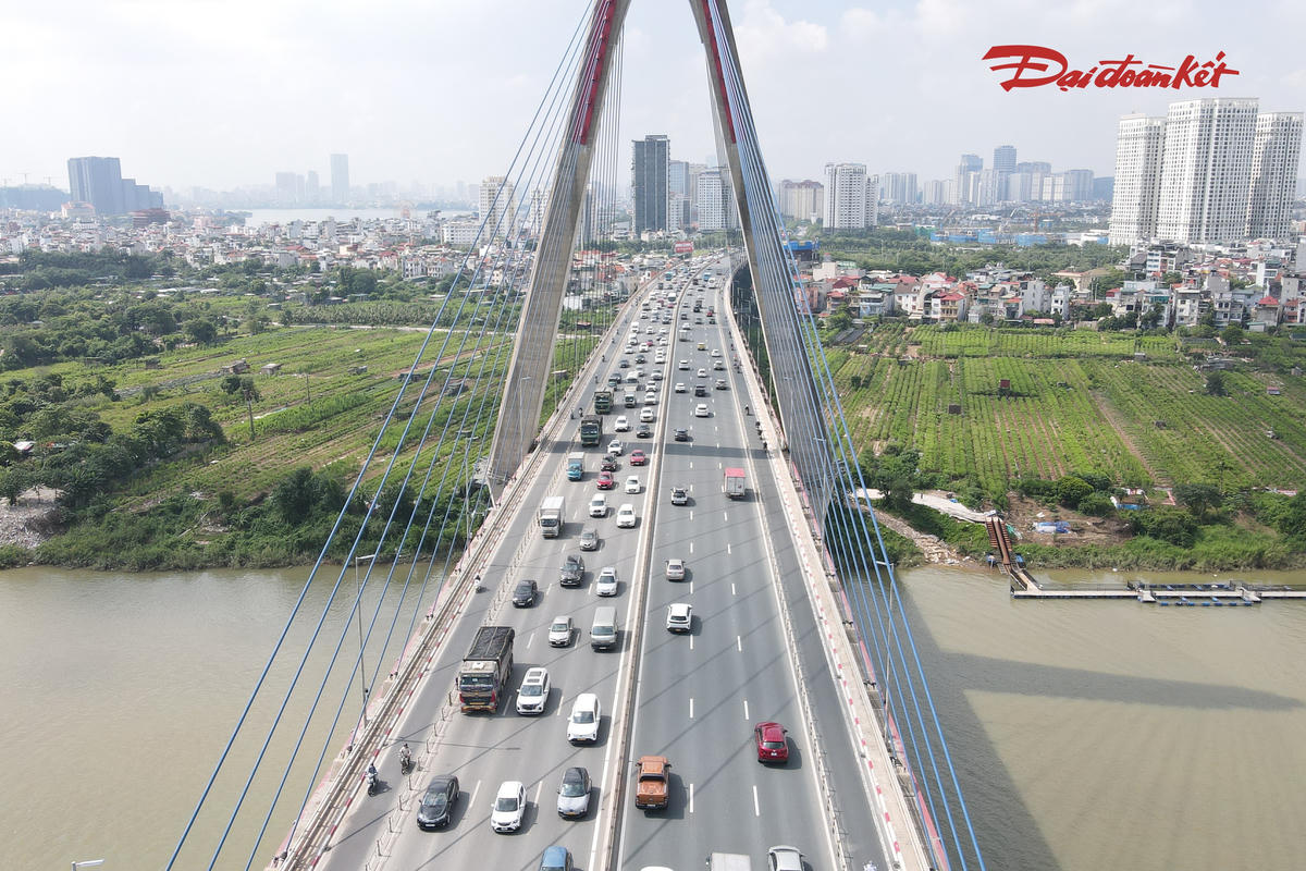 Đáng chú ý, thời điểm ghi nhận khoảng 9h, khi khung giờ cao điểm buổi sáng đã qua, lượng phương tiện vẫn khá lớn. Các xe di chuyển thành từng dòng, nối đuôi nhau qua cầu.