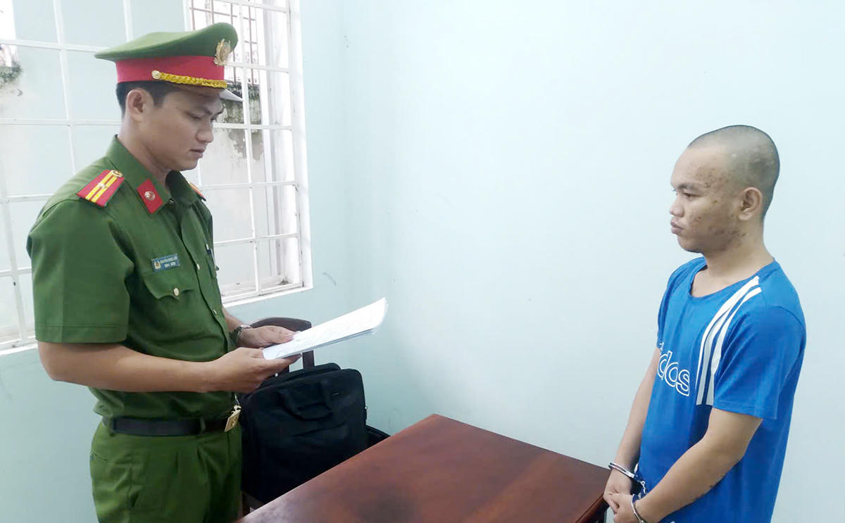 Văn phòng Cơ quan Cảnh sát điều tra Công an tỉnh An Giang tống đạt các quyết định và lệnh tạm giam đối với bị can Nguyễn Minh Nhân. Ảnh: Tiến Tầm
