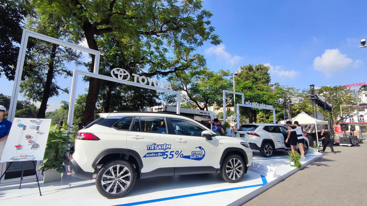 Khách hàng tham quan, tìm hiểu xe Hybrid Electric.