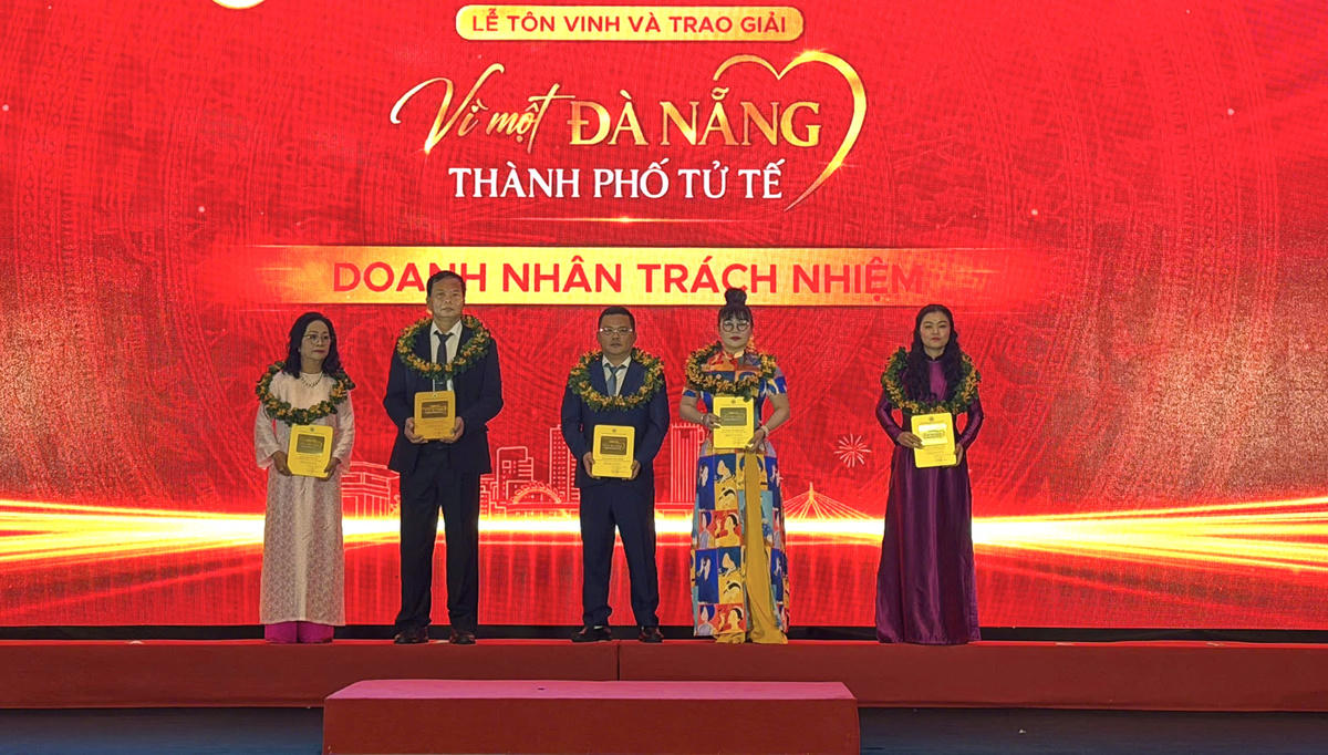 Trao giải thưởng ở nội dung "Doanh nhân trách nhiệm". Ảnh: Nguyễn Tú.