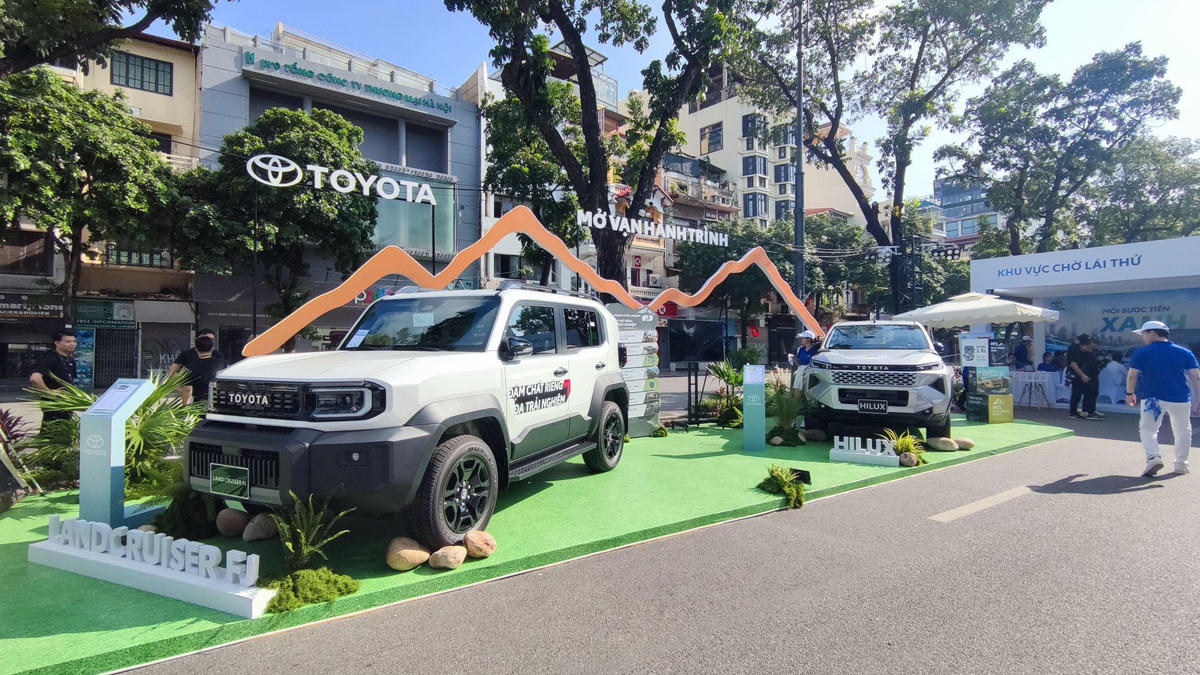 Land Cruiser FJ và Hilux trưng bày tại sự kiện.