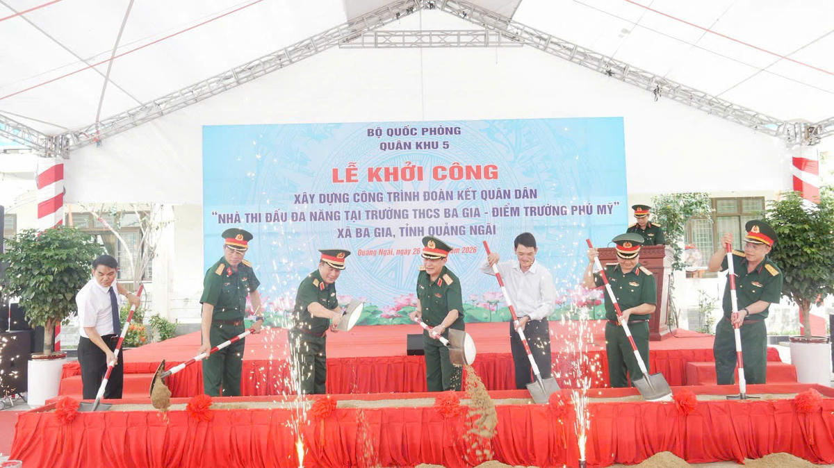 Đại biểu thực hiện nghi thức khởi công xây dựng công trình Đoàn kết quân dân, Nhà thi đấu đa năng tại Trường THCS Ba Gia. Ảnh: QS.