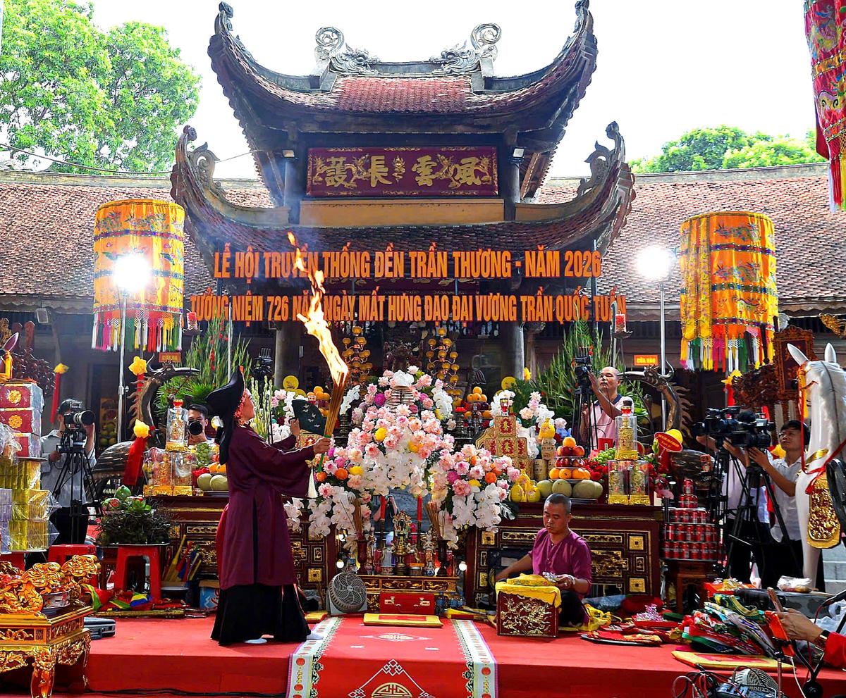 Trong không gian thực hành tín ngưỡng, các giá trị văn hóa được trao truyền không chỉ qua lời ca, tiếng đàn mà còn qua trang phục, nghi lễ và những quy tắc ứng xử được cộng đồng gìn giữ.
