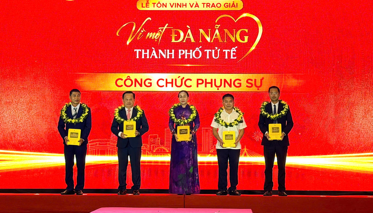 Trao giải thưởng ở nội dung "Công chức phụng sự". Ảnh: Nguyễn Tú.