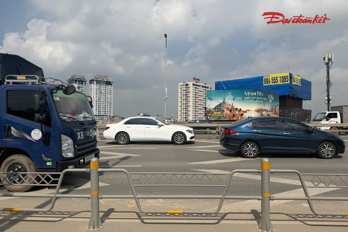 Trên mặt đường, các vạch tương ứng cũng được kẻ rõ để người điều khiển phương tiện dễ nhận biết khoảng cách với xe phía trước.