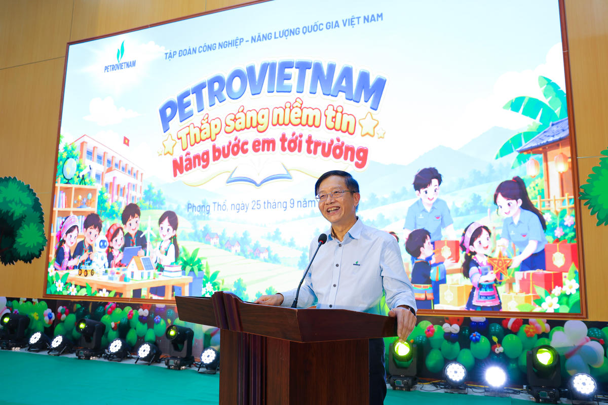 Đồng chí Trần Quang Dũng - Phó Bí thư Thường trực Đảng ủy
Petrovietnam chia sẻ với thầy và trò trường Petrovietnam – Phong Thổ
